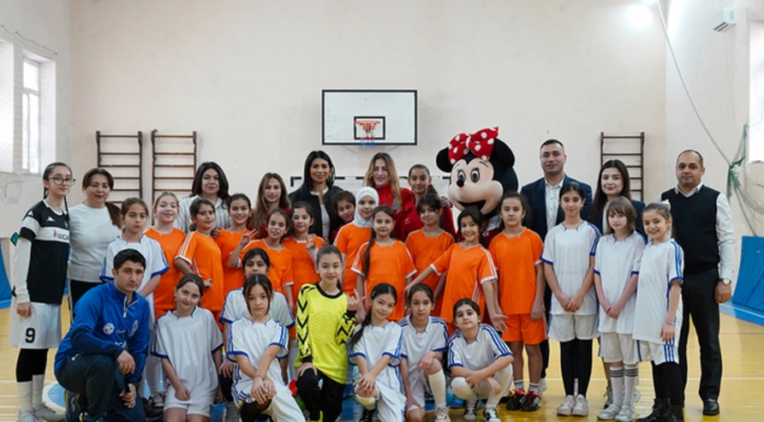 Millimizin futbolçuları şagirdlərlə görüşüblər