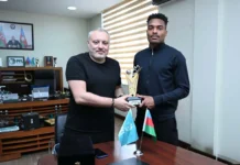 Peşəkar Futbol Liqası Coy-Lens Mikelsə mükafat təqdim edib