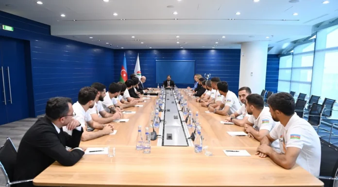 Rövşən Nəcəf Dünya Korporativ Oyunlarının qalibi olan komanda ilə görüşüb